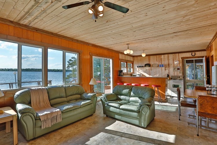 Falcon Lake-front Cabin