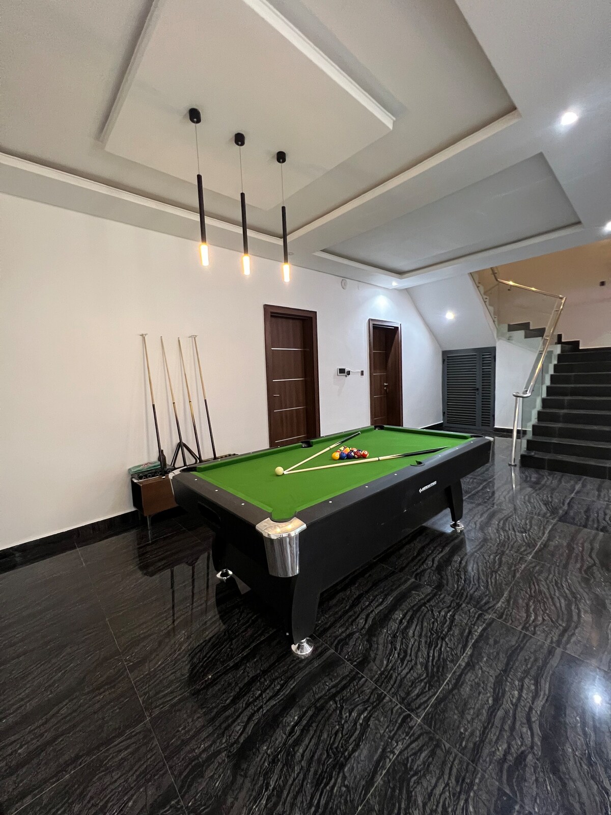 Spacious 3 bedroom duplex with a pool table
