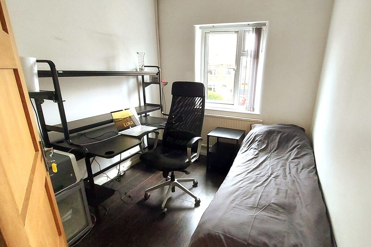 Games/office Bedroom with fridge, New single bed
