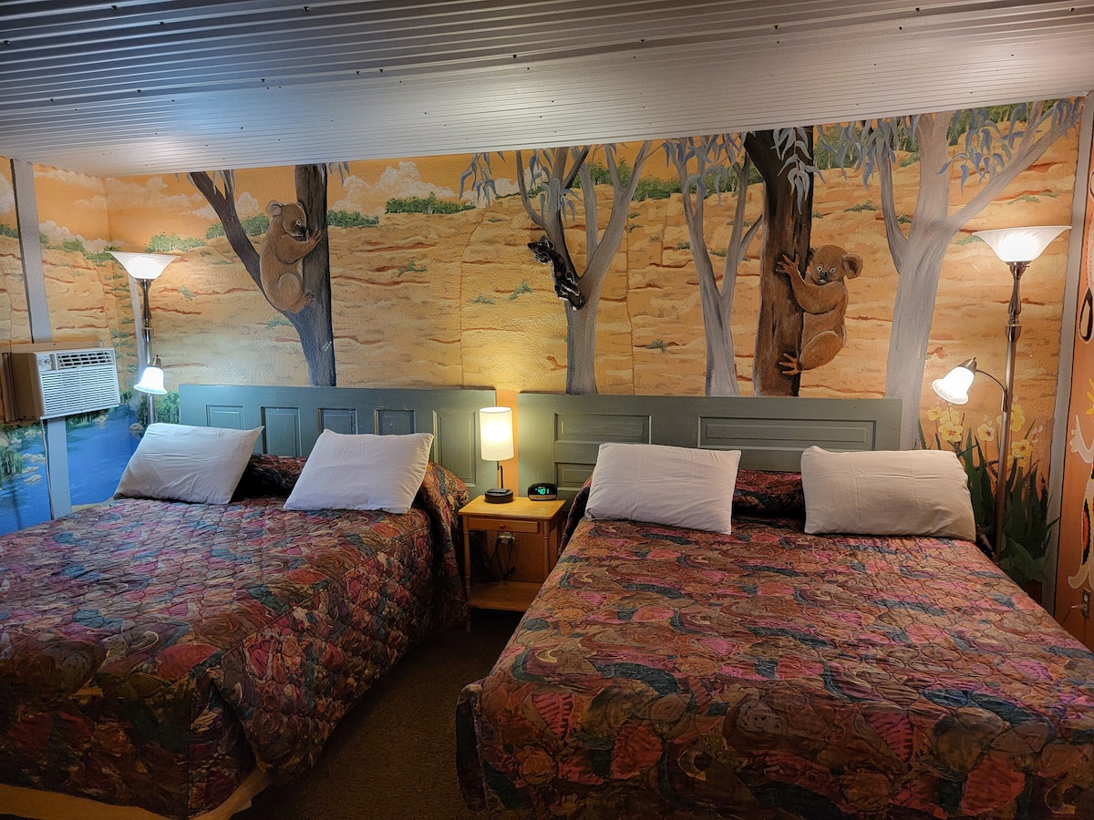La Collage Inn.
Outback room.