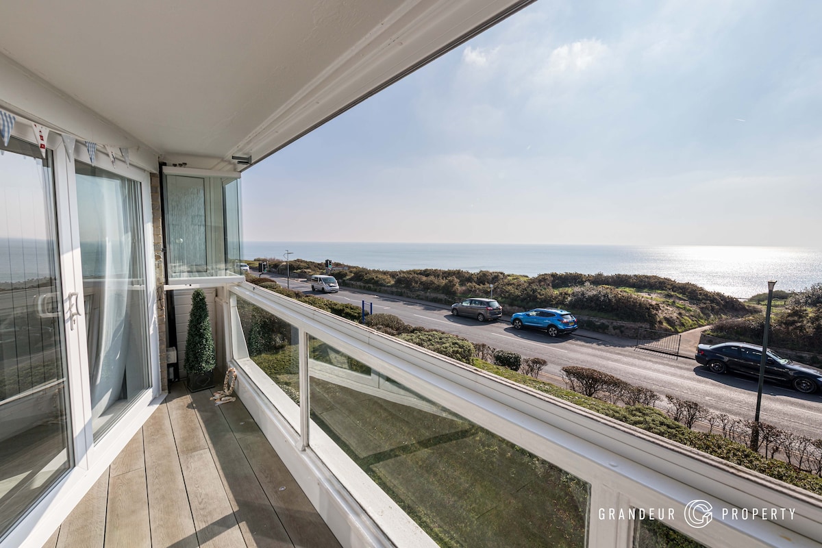 3 bed coastal haven, sea views, balcony & parking