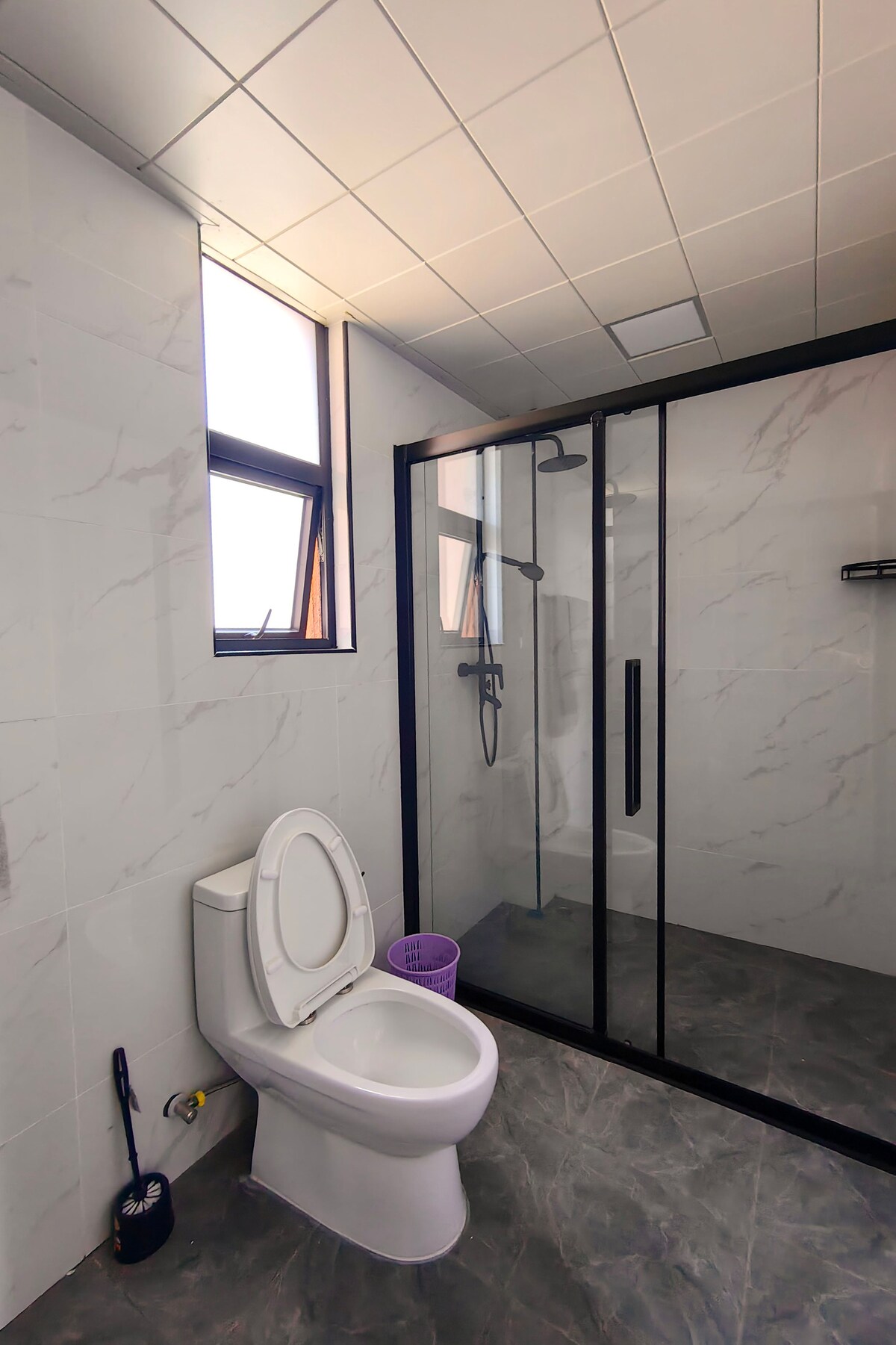 Lovely Ensuite Room - Fully-fitted Shared Space