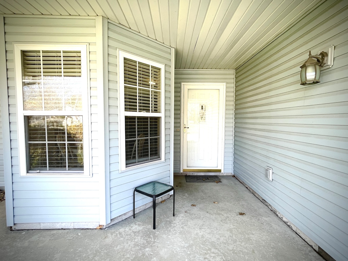 "The Southern Bloom" Charming & Clean 3BR/2 BA