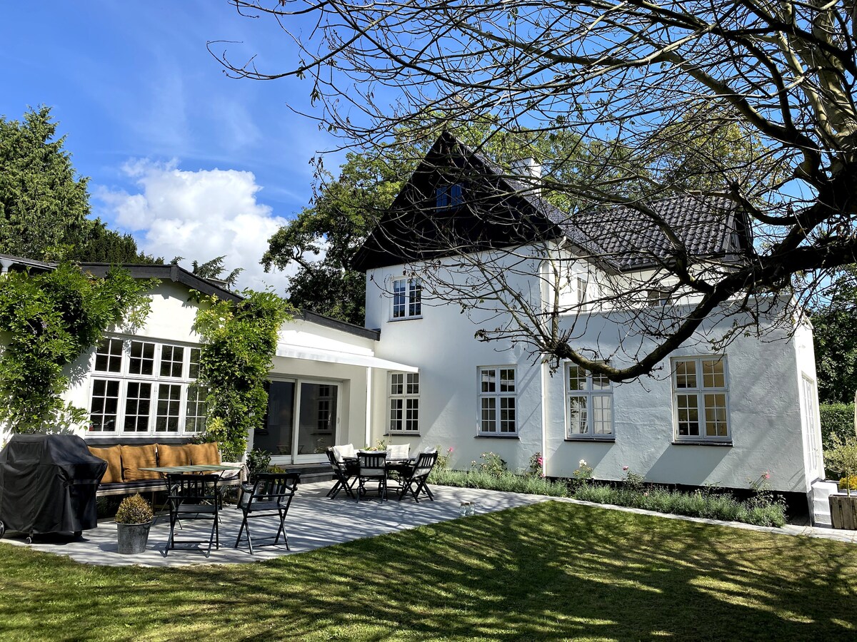 Cozy summer cottage with large garden by the sea