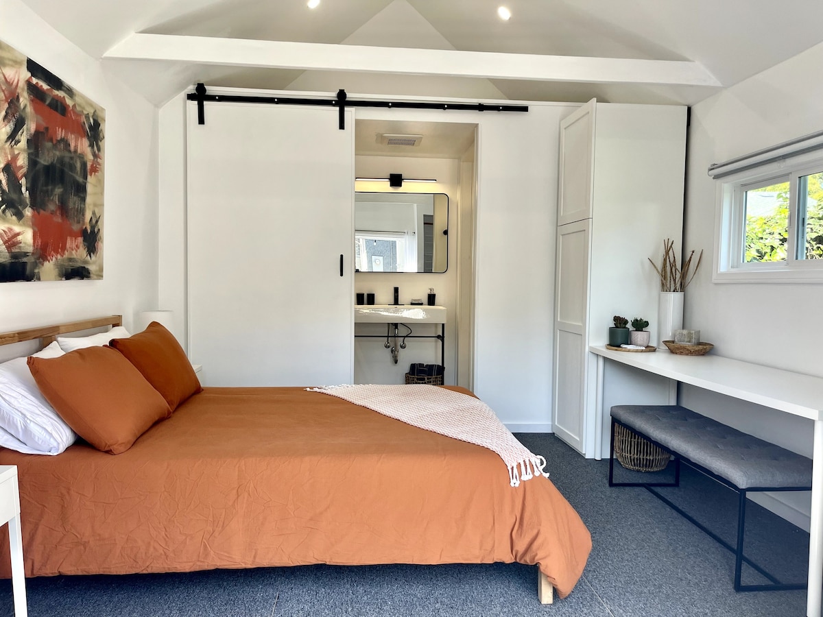 Private Cottage Bedroom and Bathroom in Hollywood