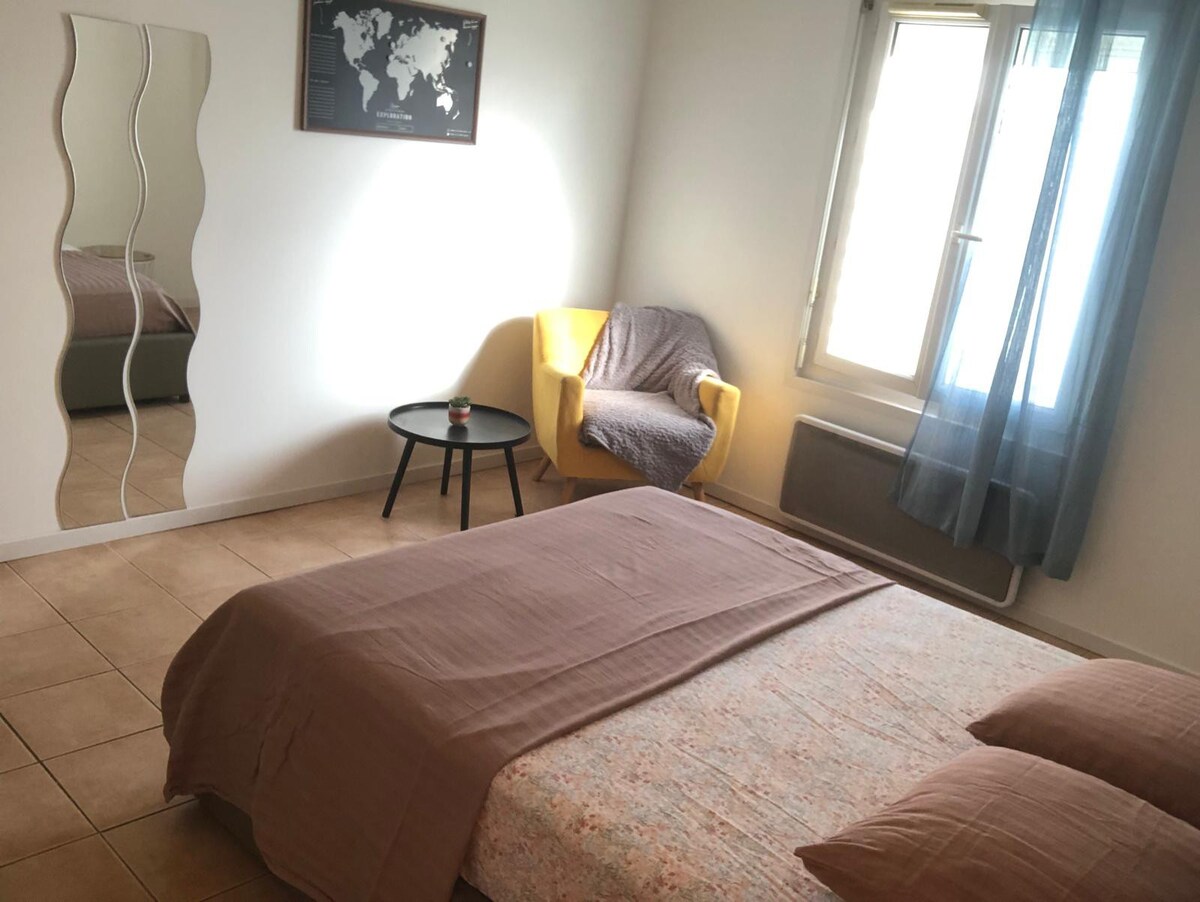 Appt 2 chambres, garage, parking, cour privée.