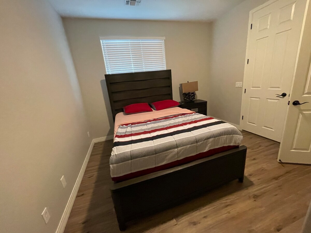 Family & kid-friendly room in a gated neighborhood