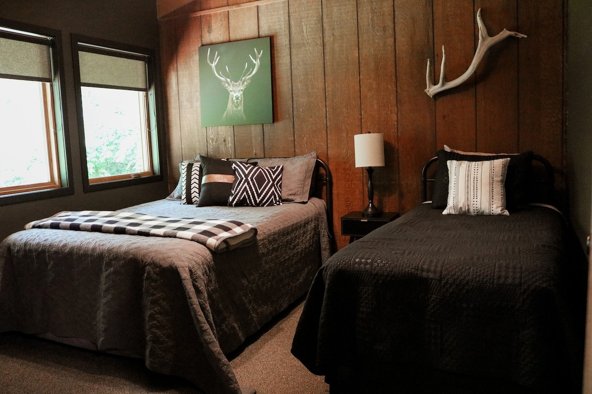 Antler Lodge Cabin in Middlebury