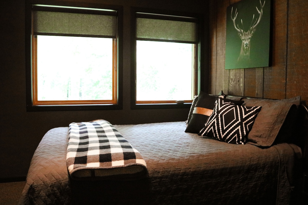 Antler Lodge Cabin in Middlebury