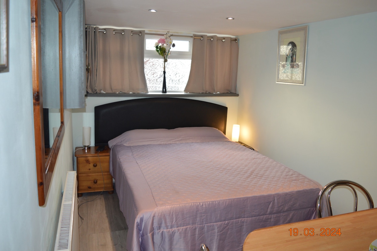 Own Studio Room, Pantry, En-suite Shower &Parking