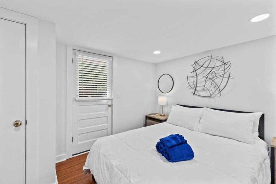 Stylish & Cozy Studio on Cedar Crest!