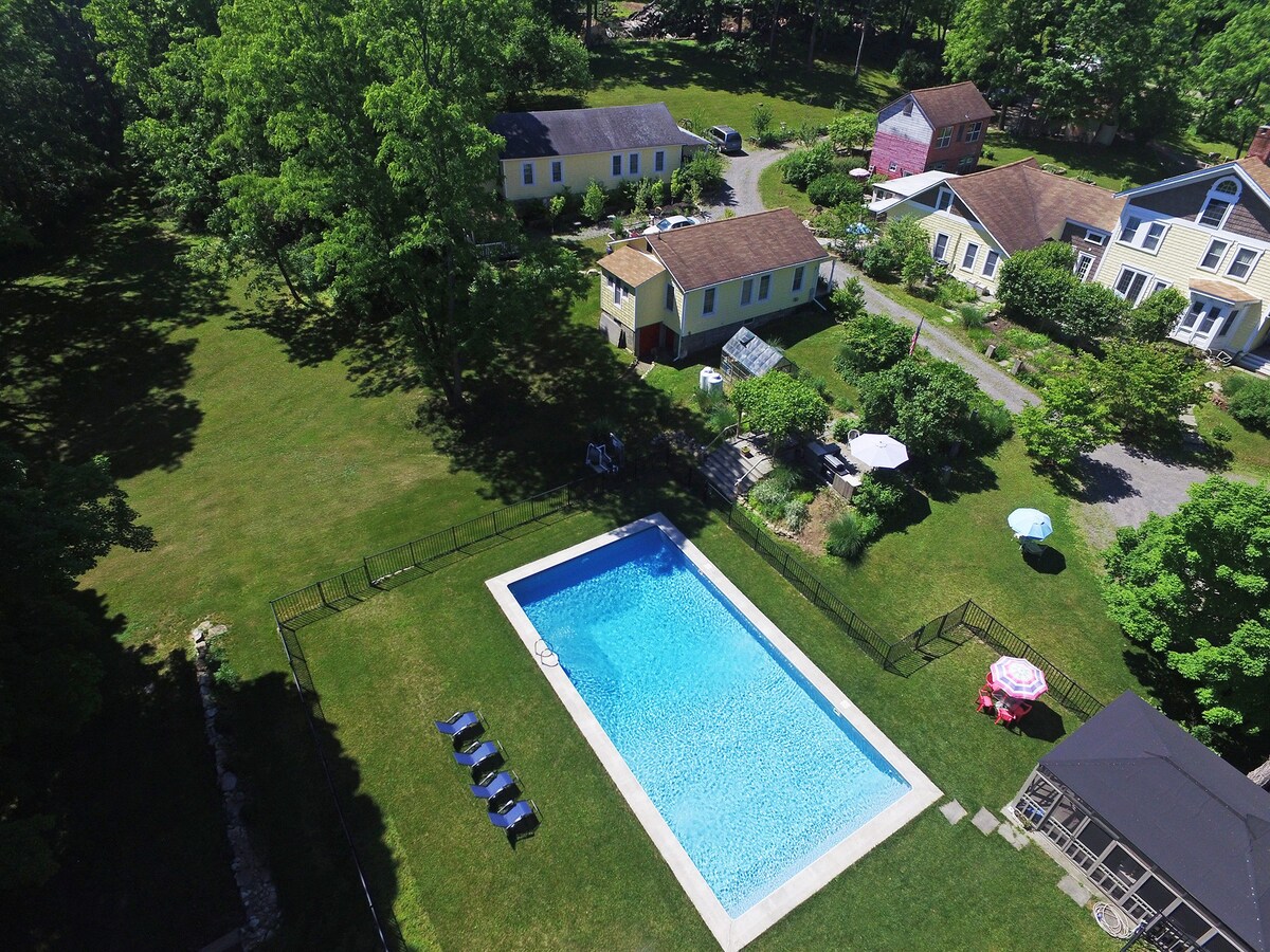 The Lodge
(w/heated-salt water pool)