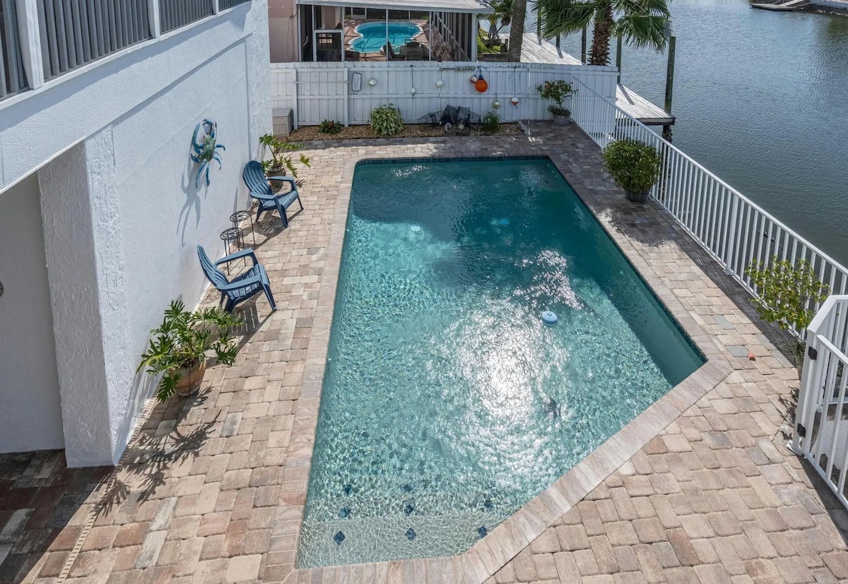 THE BLUE HERON
 - Waterfront - Pool - Gulf Access
