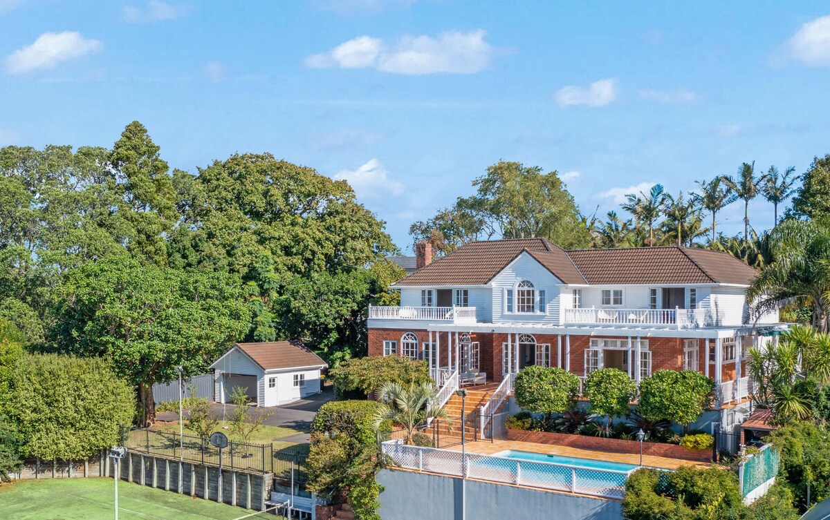 Grande Vista 5Br Manor with Pool & Mt Eden Views