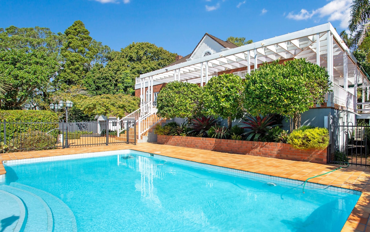 Grande Vista 5Br Manor with Pool & Mt Eden Views