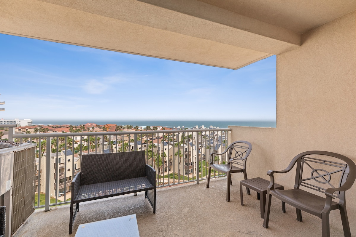 Luxurious & Spacious Condo with Beach View