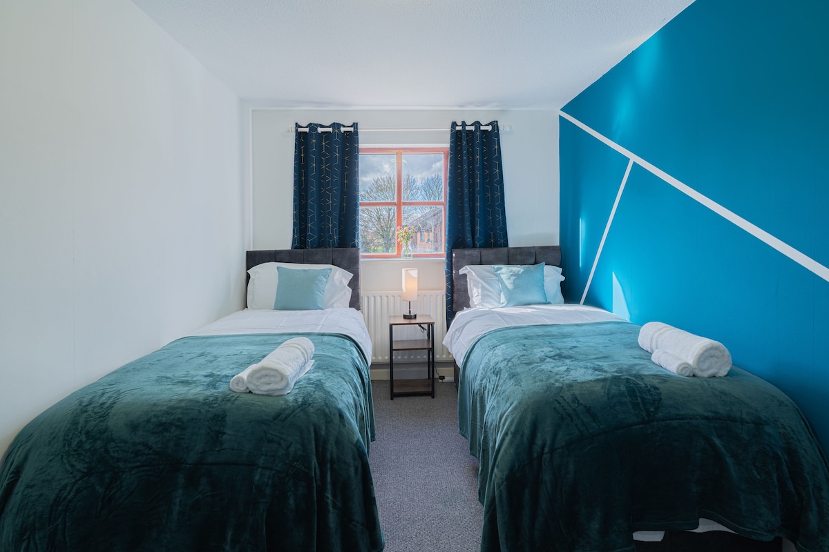 Spacious 6 single beds Banbury Business | Leisure