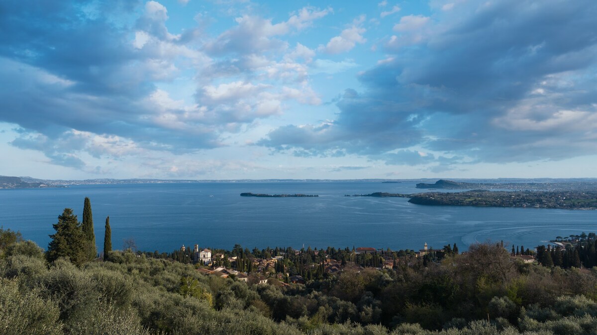 Chalet Montecucco with lake view and jacuzzi