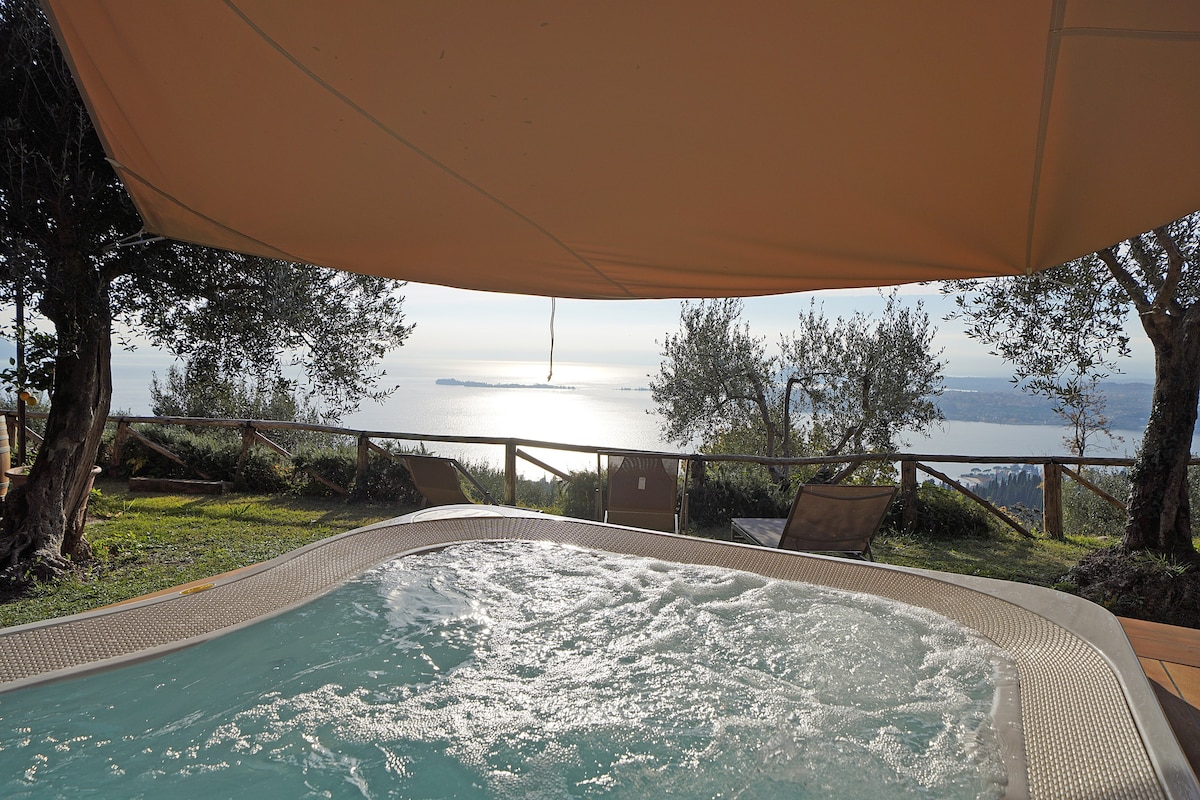 Chalet Montecucco with lake view and jacuzzi