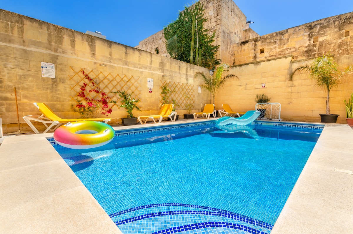 300y/o Gozo Country Villa: pool, games, sleeps 14