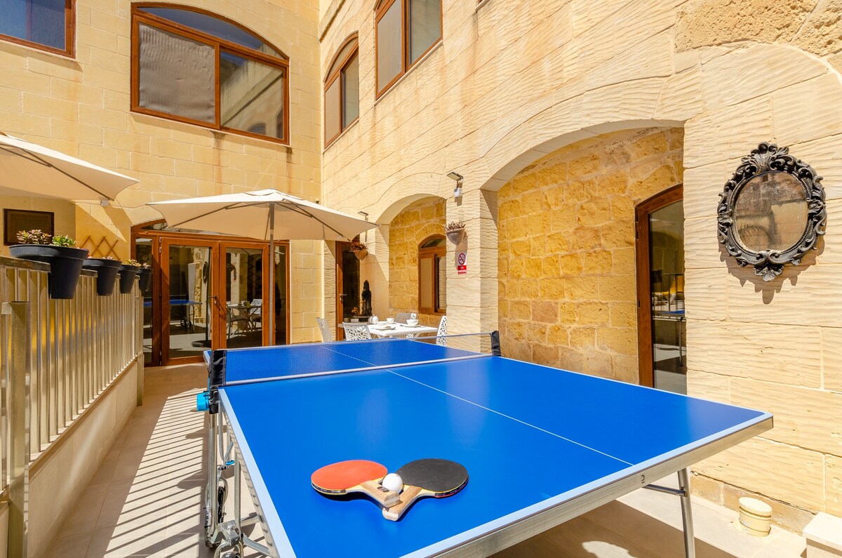 300y/o Gozo Country Villa: pool, games, sleeps 14