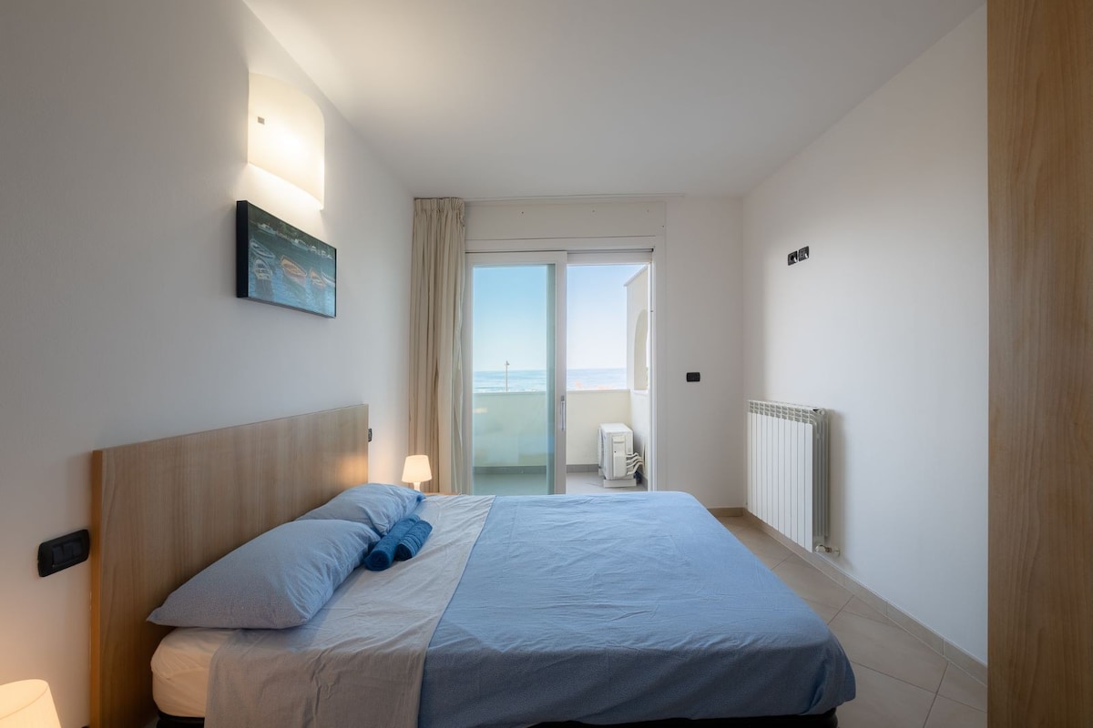 Panoramic sea-view apartment with private parking