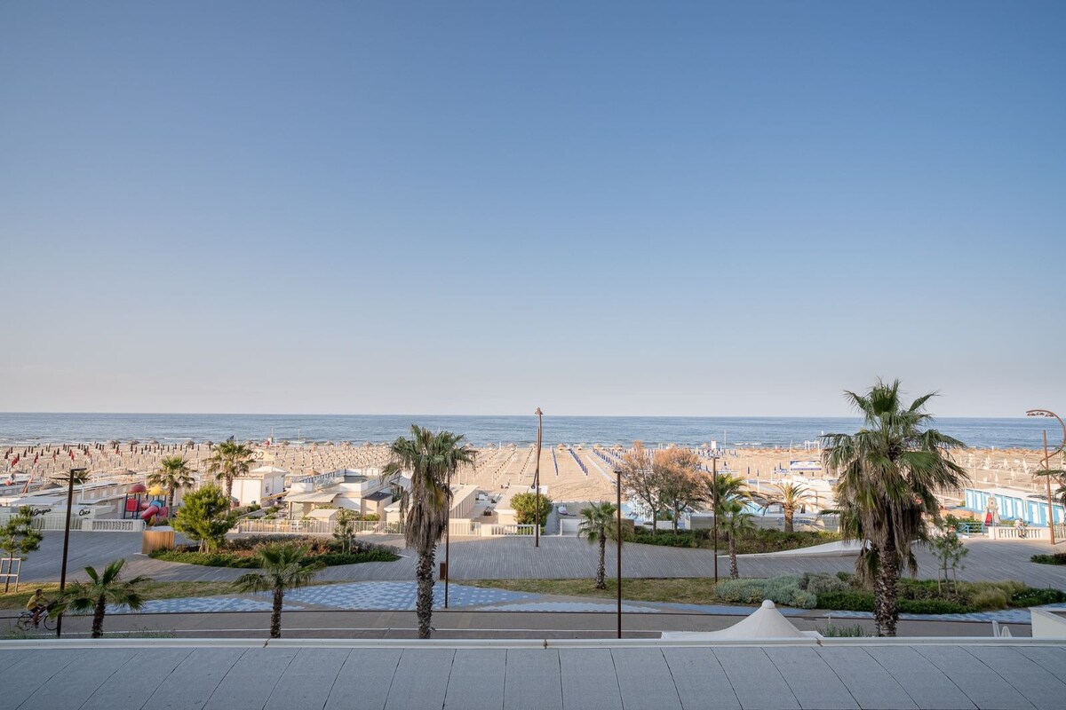 Panoramic sea-view apartment with private parking