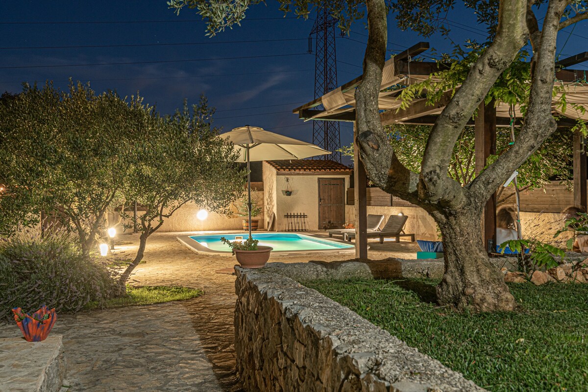 Villa Mariah with pool near National park Krka
