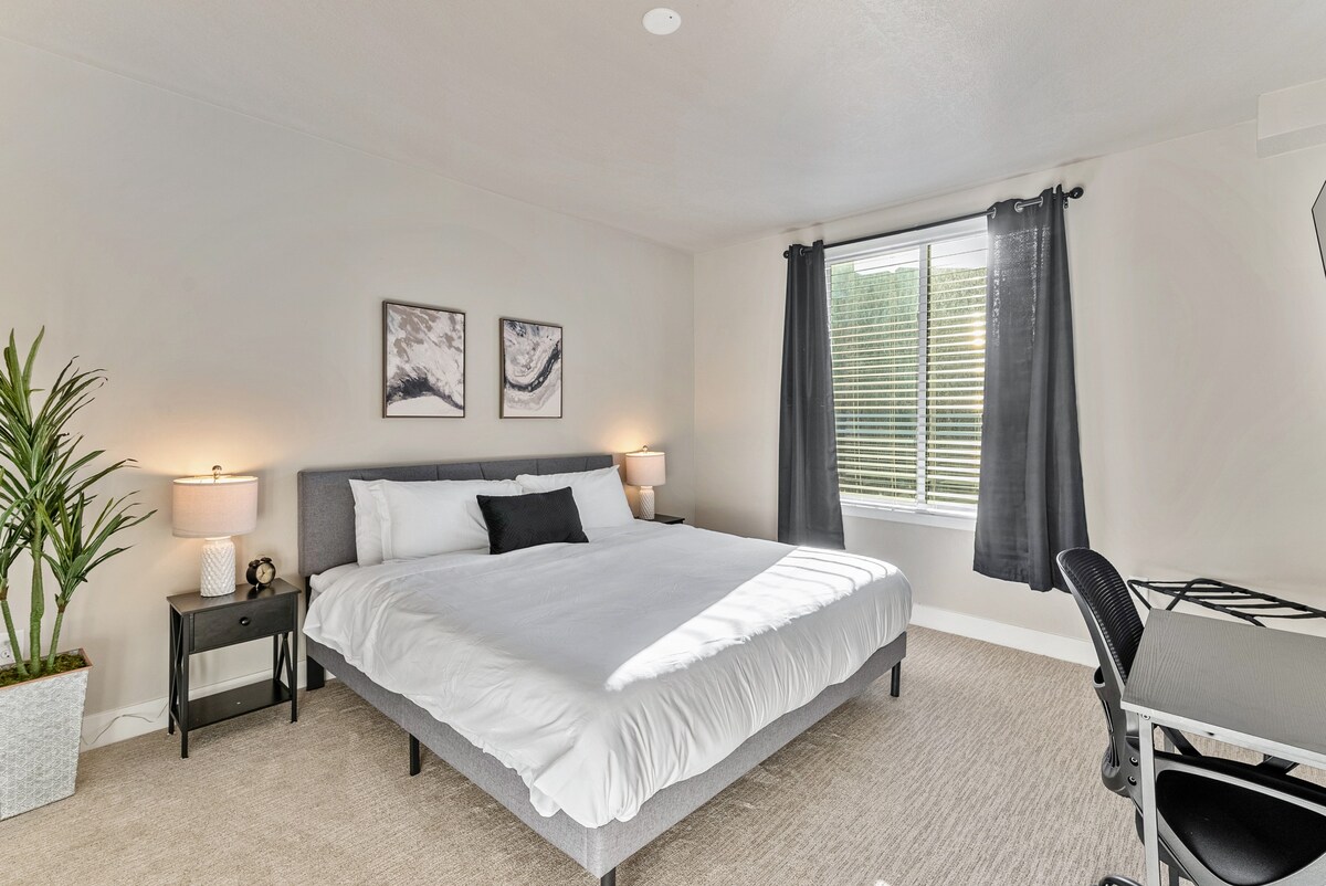 Modern DT APT | Hot Tub+Pool | King Bed | Parking