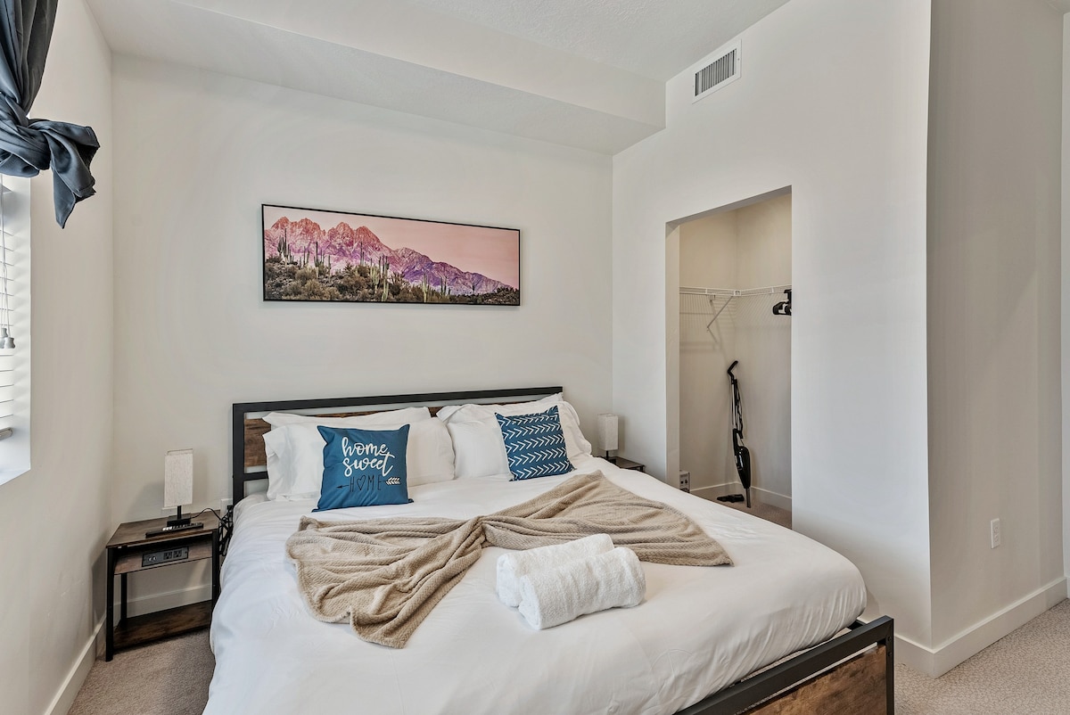 Mins to Downtown Draper | King Size Bed| Hot tub