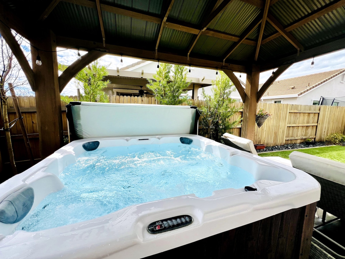 The Cozy West Roseville Oasis *Hot Tub*