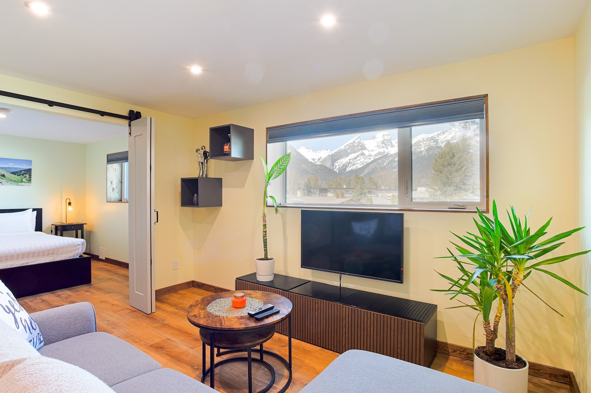 Three Sisters Mountain views | Basement Suite
