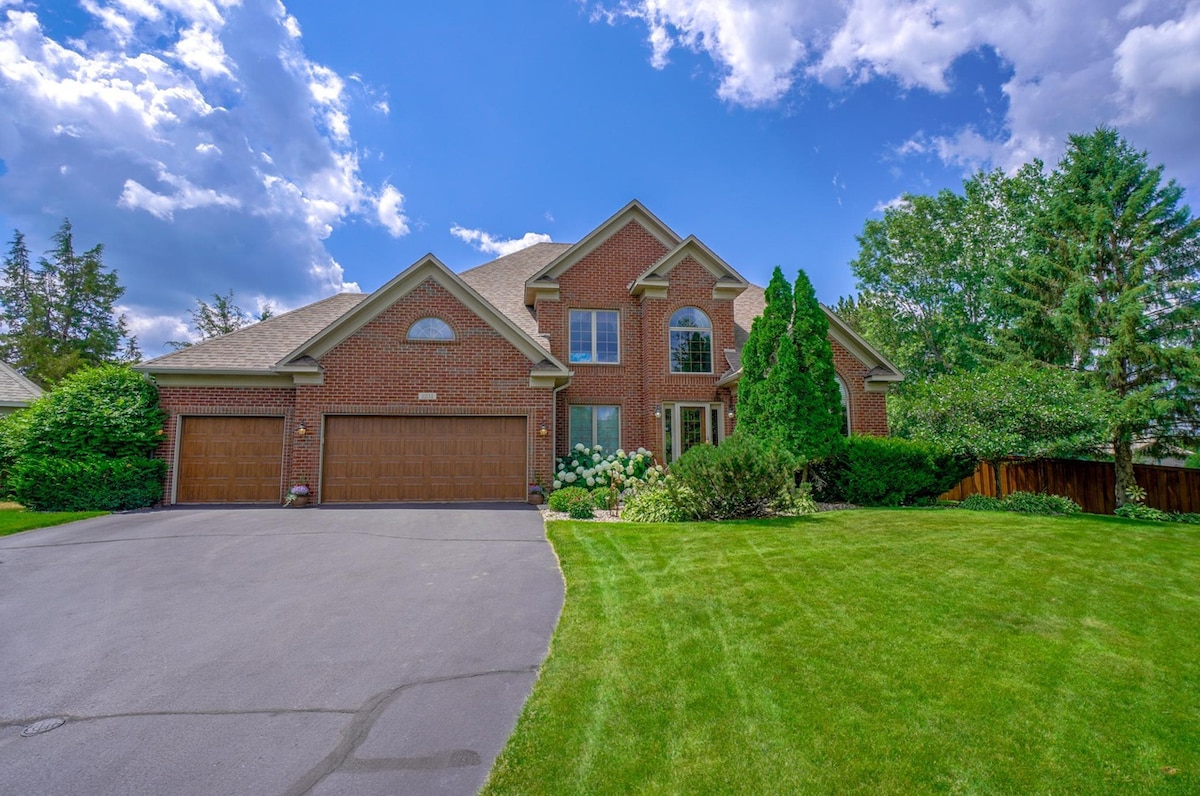 "Entire Basement: with bar, a pool and hot tub"