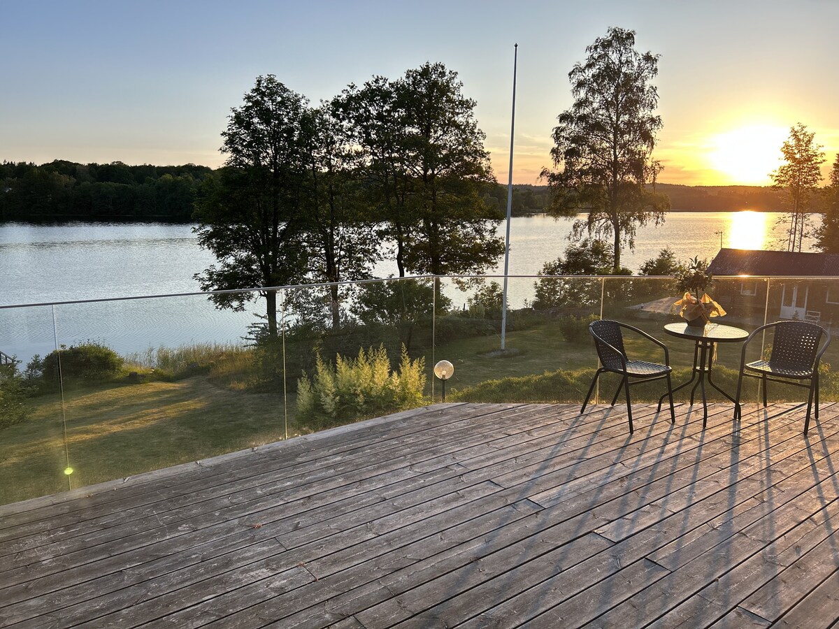 Hus på sjötomt med egen brygga