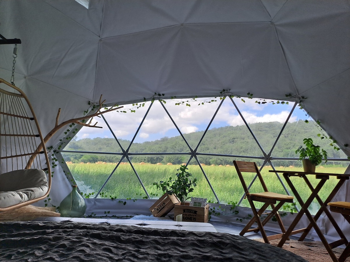 Dôme romantique spa, piscine et petit-déjeuner