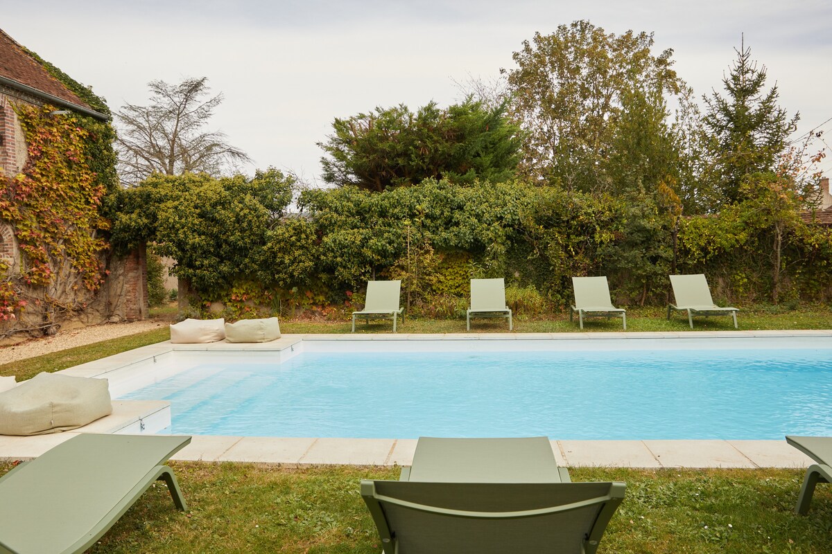 Maison proche de Paris: terrain de padel/piscine