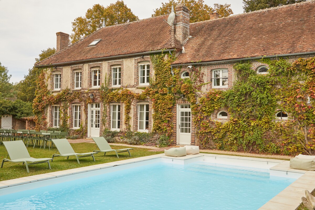 Maison proche de Paris: terrain de padel/piscine