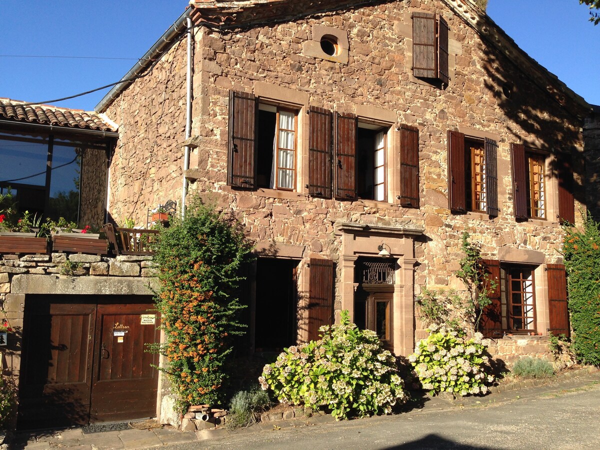 Maison de caractère dans village Médiéval