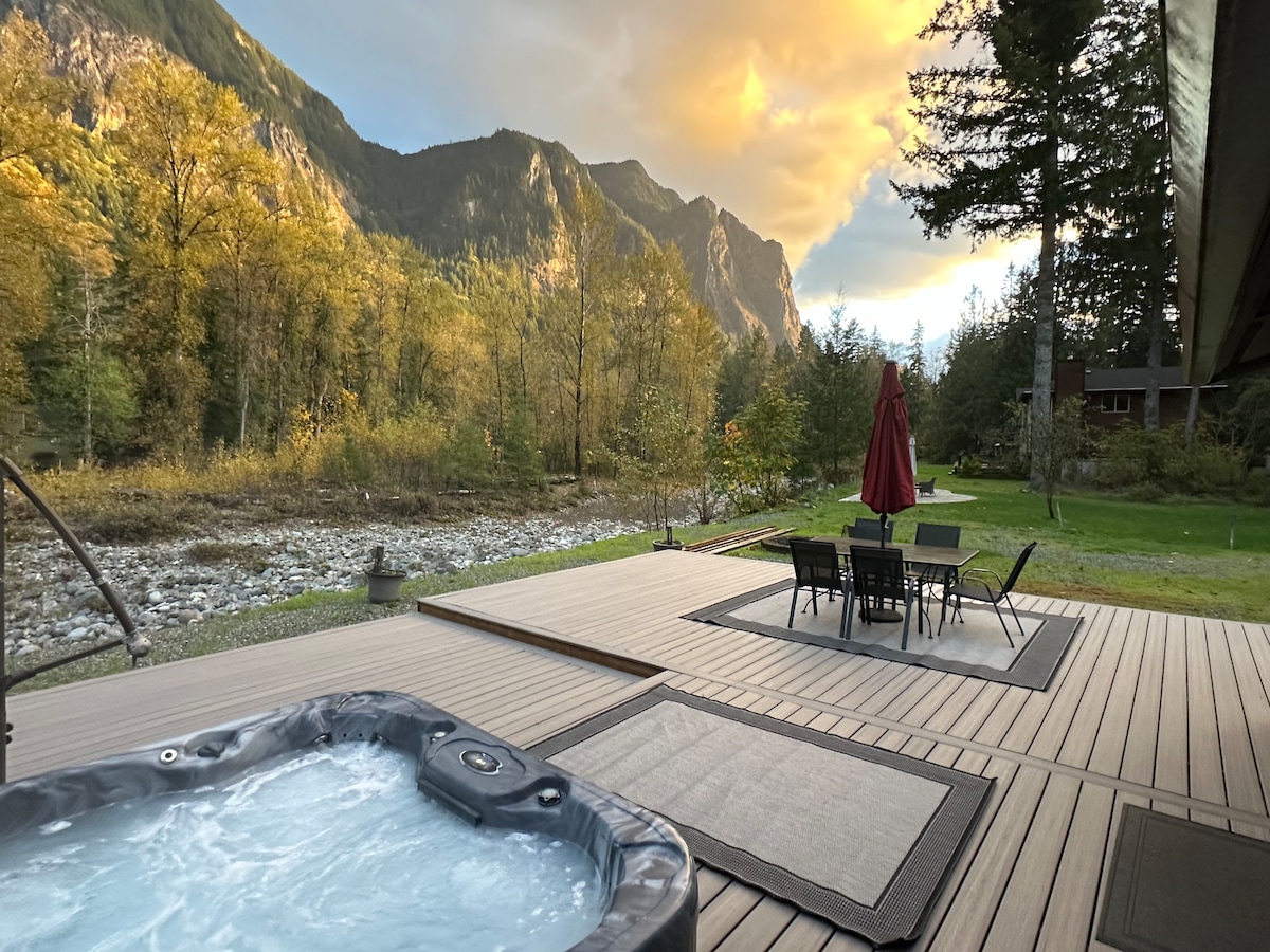River Paradise with Hot Tub and Mountain View 1BR