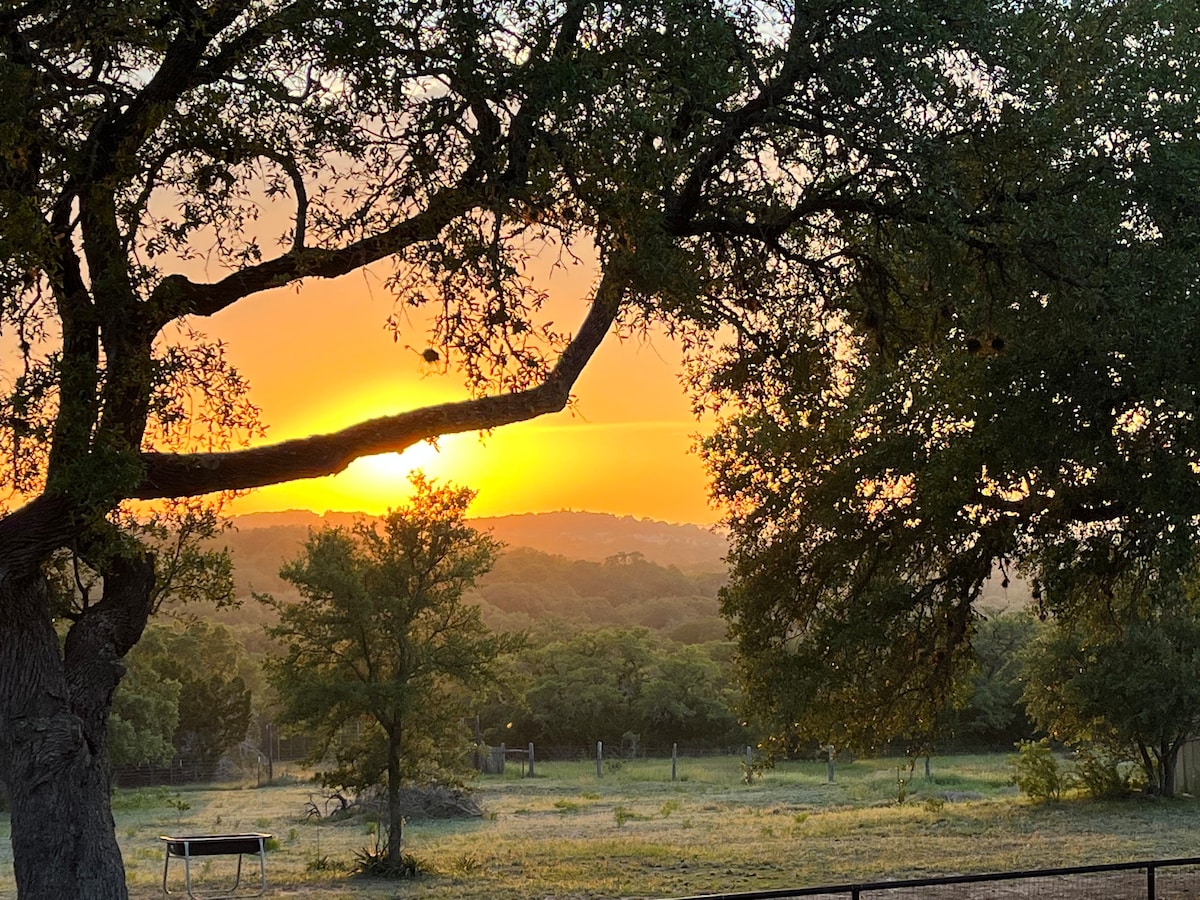 Entire hill country farmhouse, beautiful sunsets!