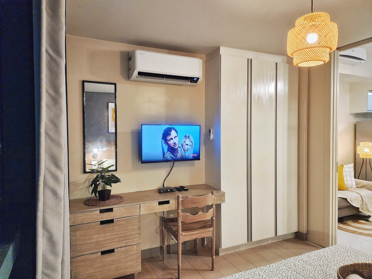 Modern Tropical Suite in BGC | FIBR + Free Parking