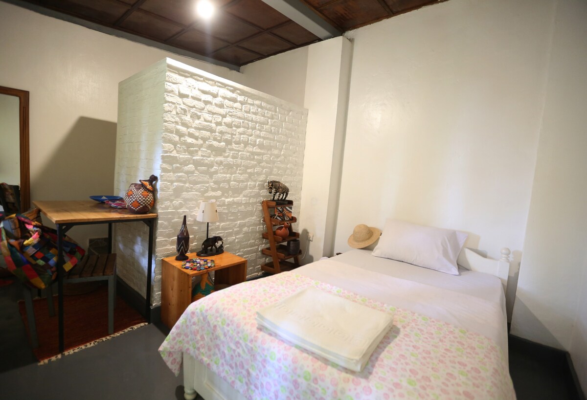 Akagera restful single room