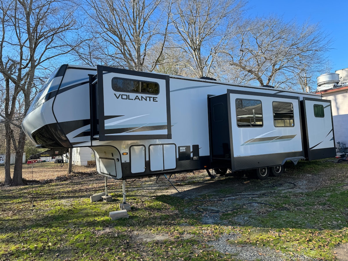 Huge 5th Wheel RV- near 2 Lakes