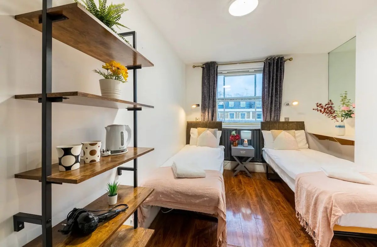 Charming Top Floor Hotel Room in Central London