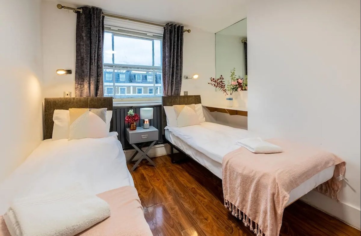 Charming Top Floor Hotel Room in Central London