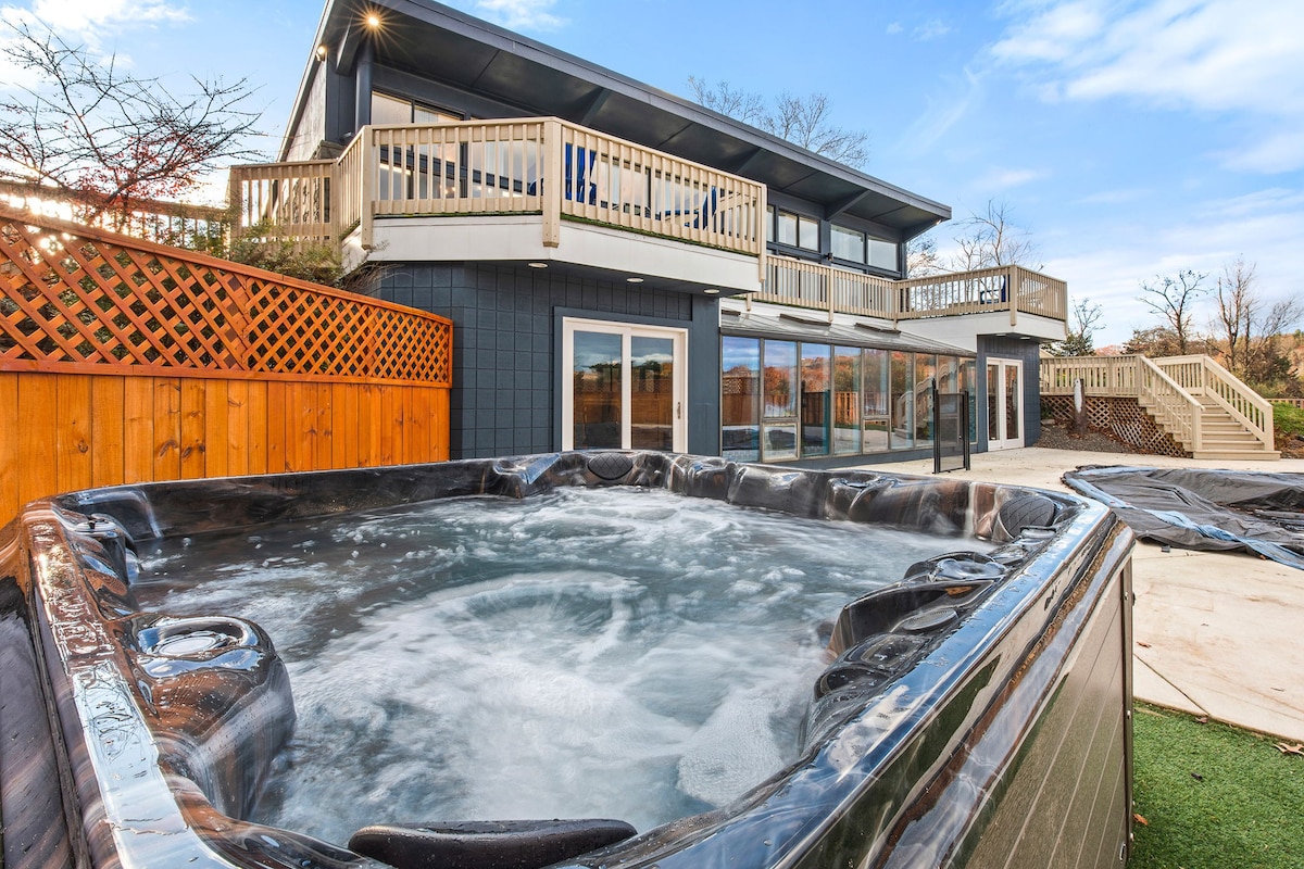 18 bd w/ Indoor Pool Hottub & Sauna • Mystery Room