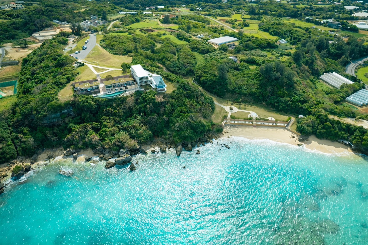 适合俯瞰冲绳美乐海（ Churaumi Sea ）和古利岛（ Kouri Island ）的成年人
私人别墅