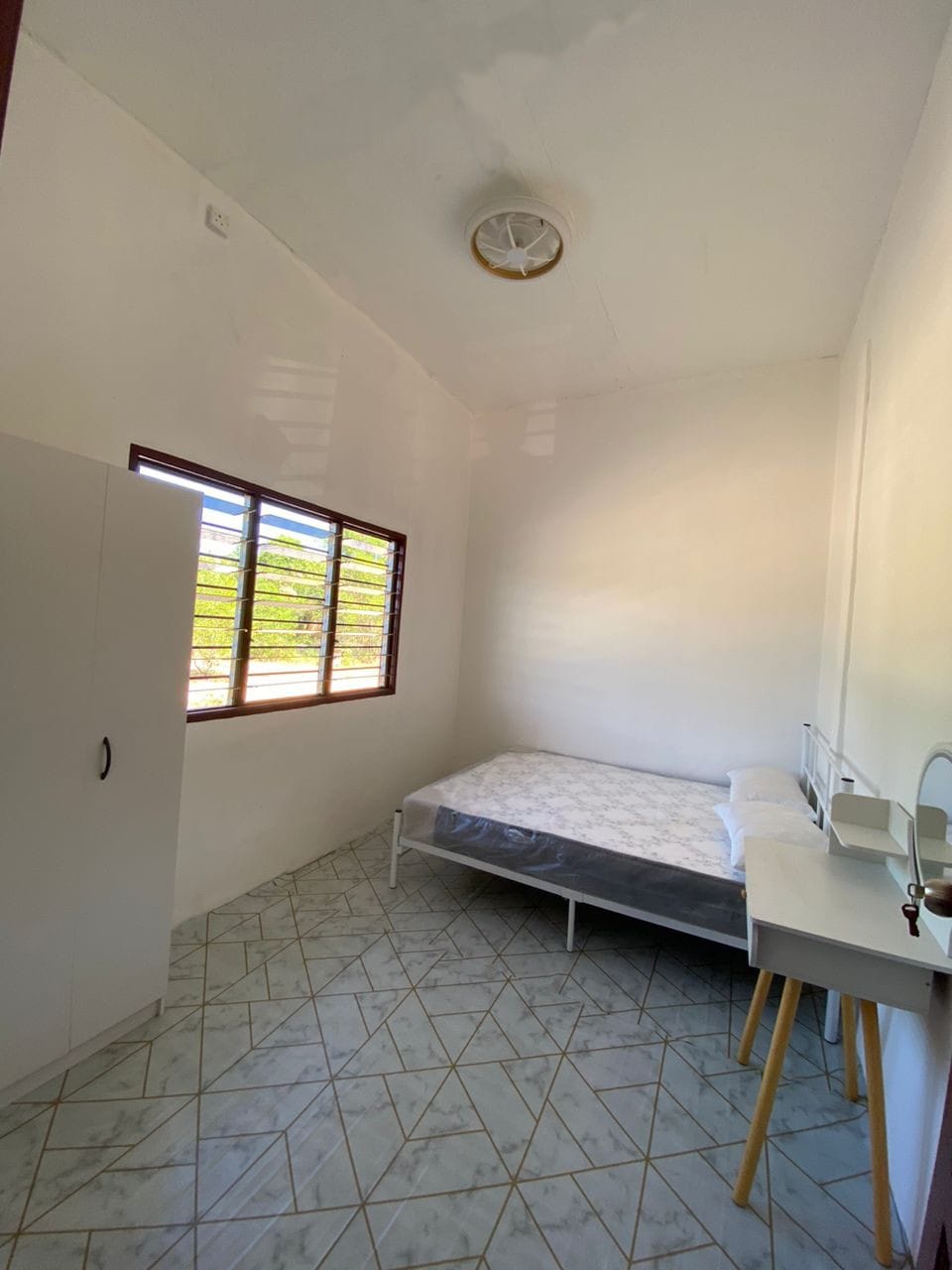 1 Bedroom White Little Lily