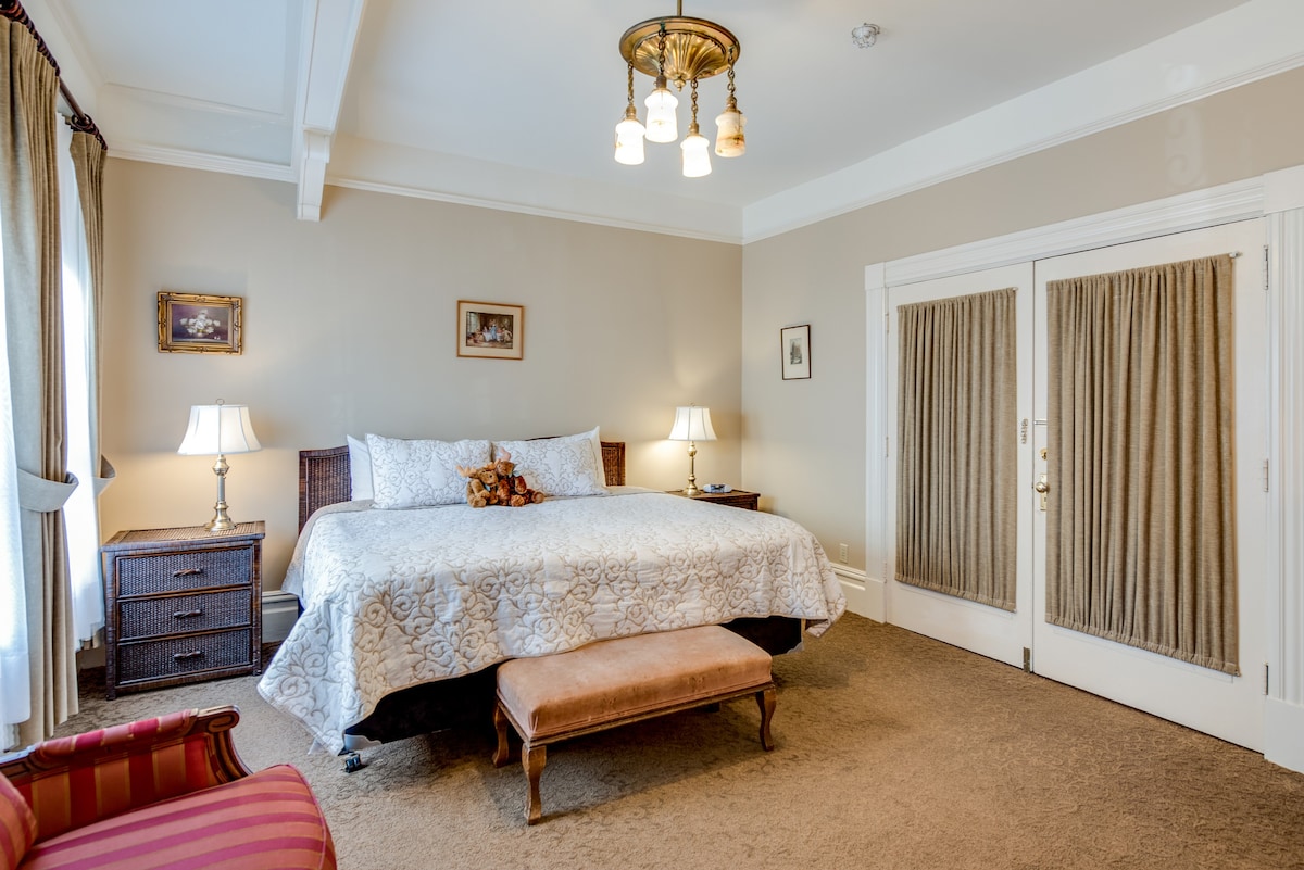 Premium king room in a heritage bed and breakfast