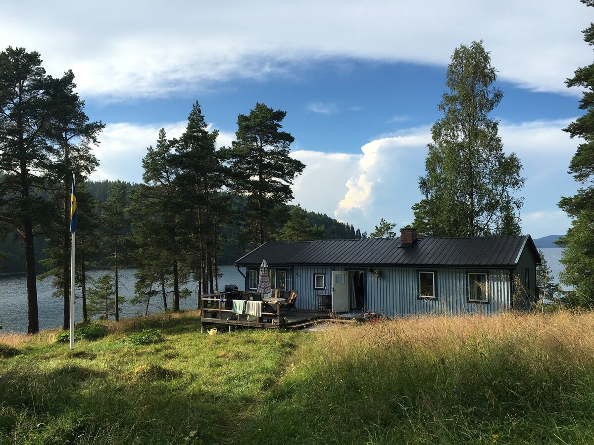 Gömd Pärla: Mysig Stuga vid Havet på Höga Kusten